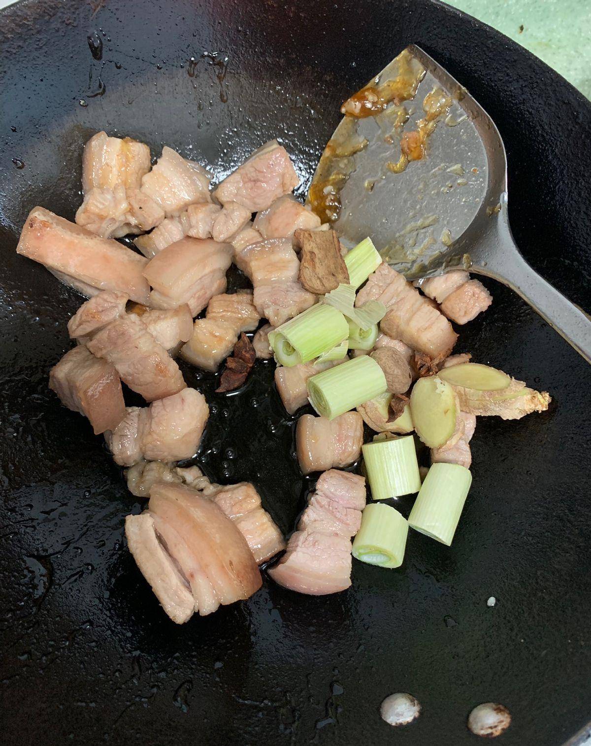 红烧肉怎么炖好吃又营养 8dc274c4c64545a9a750307e10f68efc.jpeg