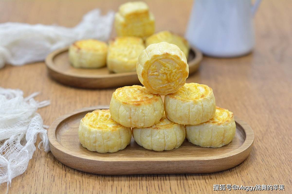 美食|中秋节新宠，自制奶黄流心月饼，外皮酥香内馅醇香，百吃不厌