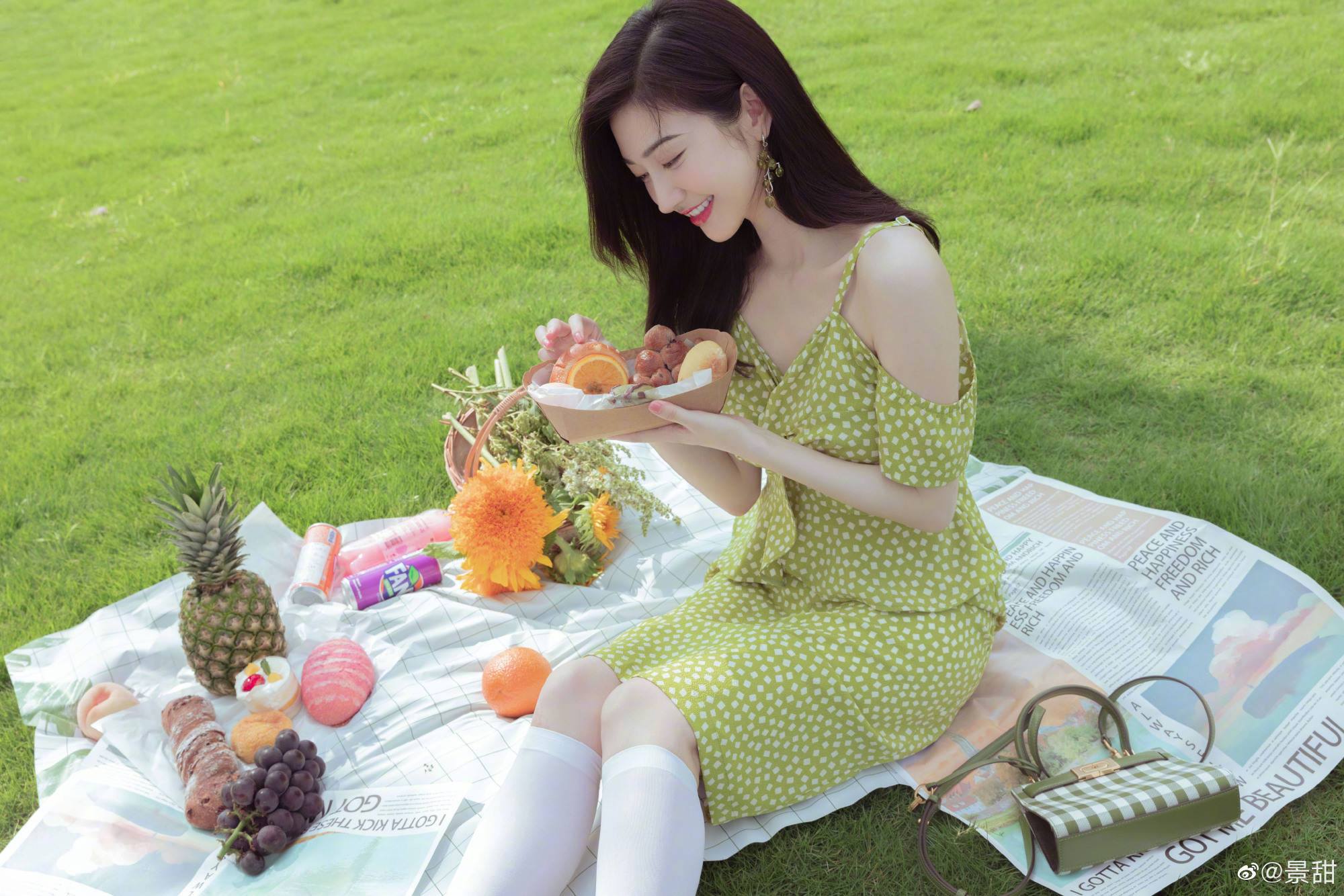 自拍|女明星拍照的两种状态,摆拍妆容精致还精修,自拍素颜且直男角度