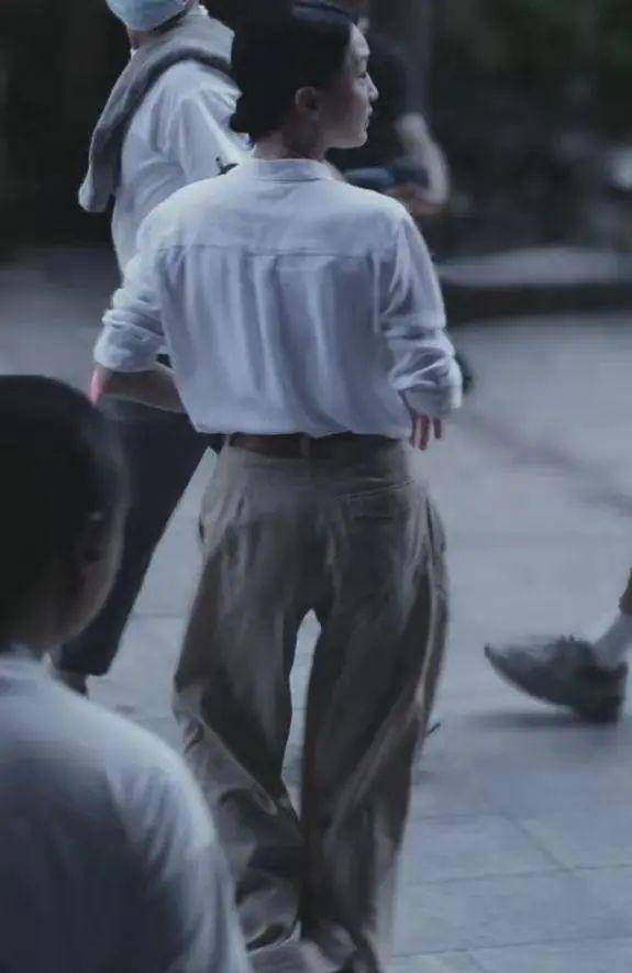 经典|为什么你的衬衫每年都想换新，而周迅穿30年前的款式仍经典好看？