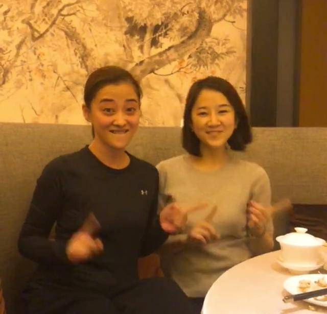 黑色|梅婷素颜现身街头，穿着普通并不起眼，但全身都散发优雅气质