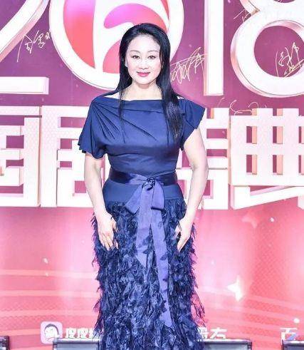 身材|王姬商演好出彩,穿蓝色衬衫配白裙好优雅,和女儿同框似同龄人