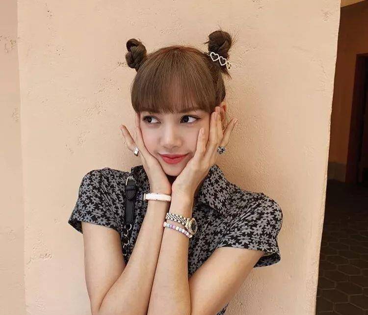 the|“丸子头”总扎不好？还显脸大？学会这几个扎发小技巧，立刻脸小一圈！