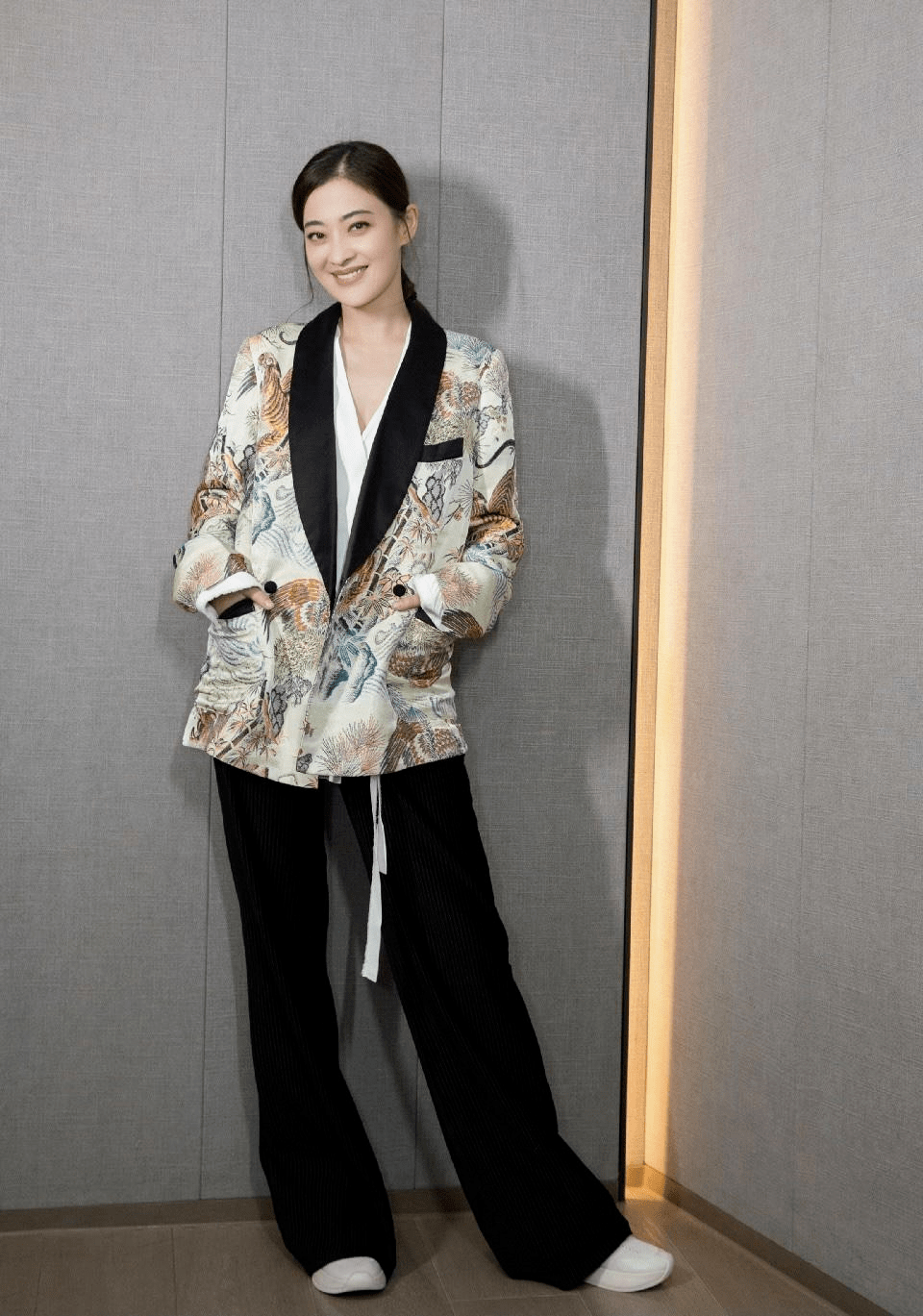 色彩|梅婷越老越“耐看”，穿印花西装配阔腿裤自带高级感，气质惊艳