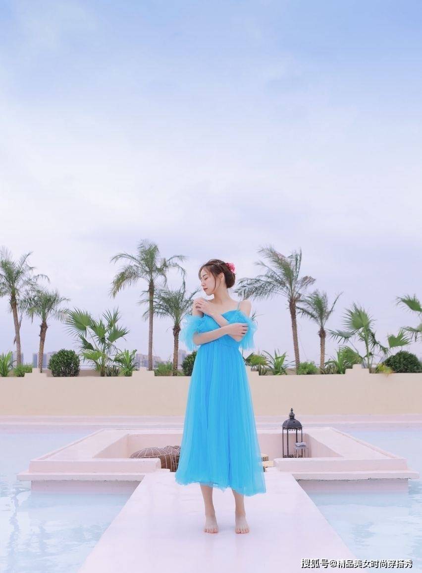 身材|一袭蓝色吊带裙甜美减龄，让你时刻都能显瘦