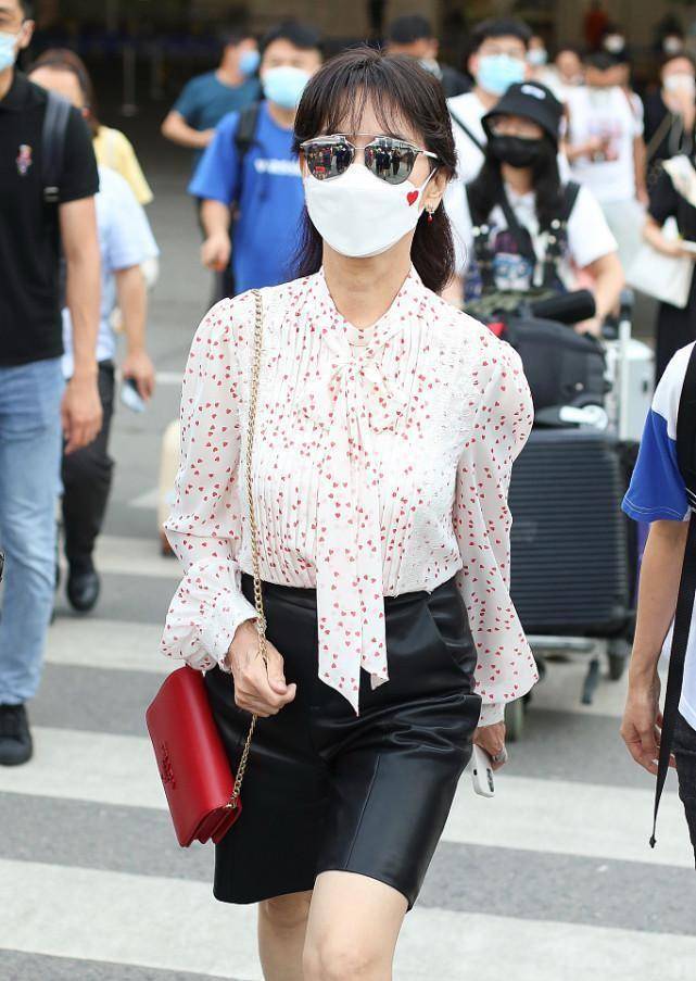 整体|赵雅芝真是不服老，年轻人不敢试的中裤她轻松驾驭，配衬衫真耐看