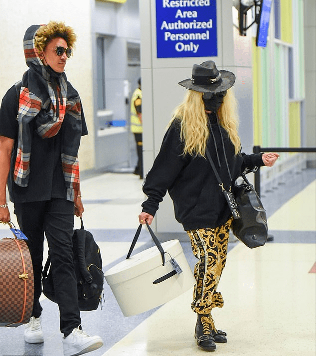 卫衣|63岁麦当娜裹透视蕾丝秀性感！黑人男友只比儿子大3岁，辈分真乱