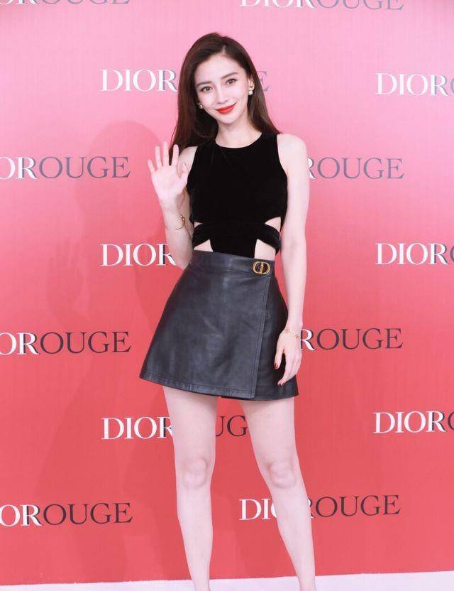 黑色|杨颖生图颜值很抗打，黑色连衣裙+拖鞋接地气，这些搭配洋气十足