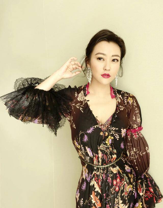 连衣裙|郝蕾穿碎花连衣裙特别有韵味，既性感又浪漫，女人味十足
