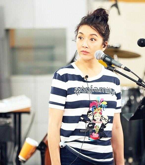 黑色|江珊瘦出了“瓜子脸”，穿条纹T恤配丸子头，年轻10岁不止