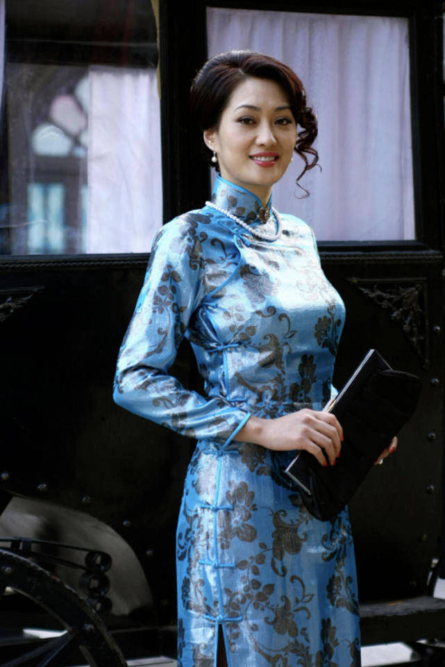 好身材|53岁的孟广美气质出众，穿一袭白色无袖曳地长裙亮相，尽显好身材