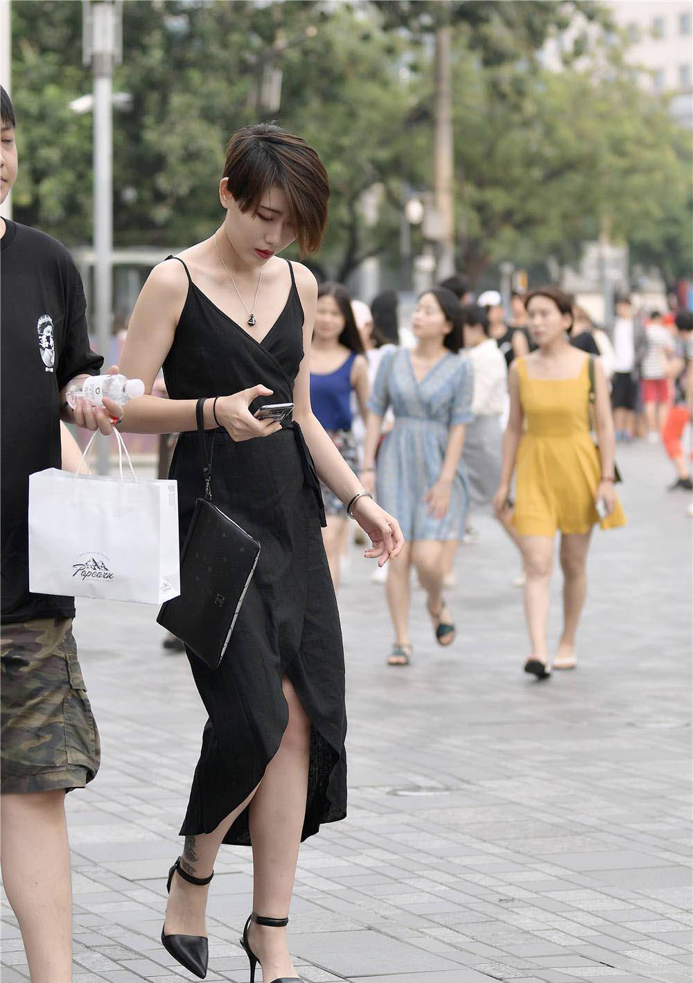 身材|黑色尖头细跟鞋，搭配吊带连衣长裙，不规则的宽松裙摆，优雅大气