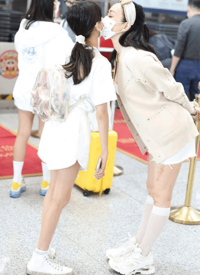 配饰|钟丽缇真会扮嫩，穿“女团袜”和俩女儿走机场，仨人同框更像姐妹！