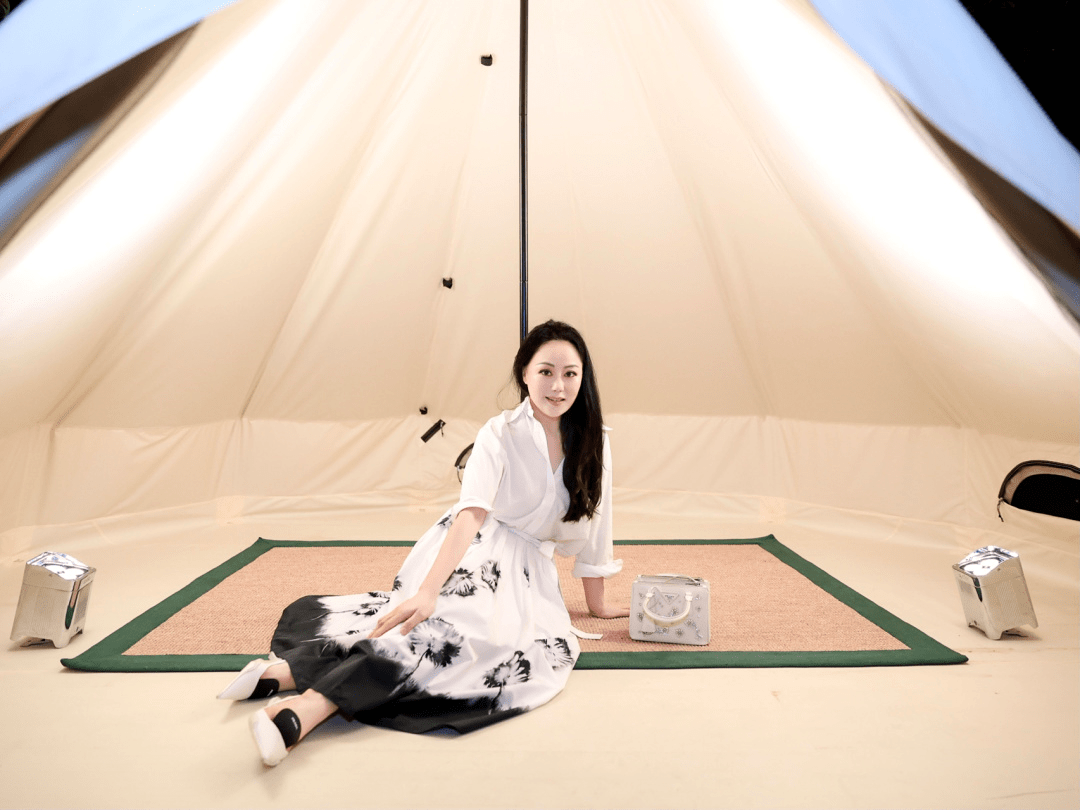 贵妇|章小蕙才是真正的“上流贵妇”，穿白衬衫配半身裙，高贵又优雅