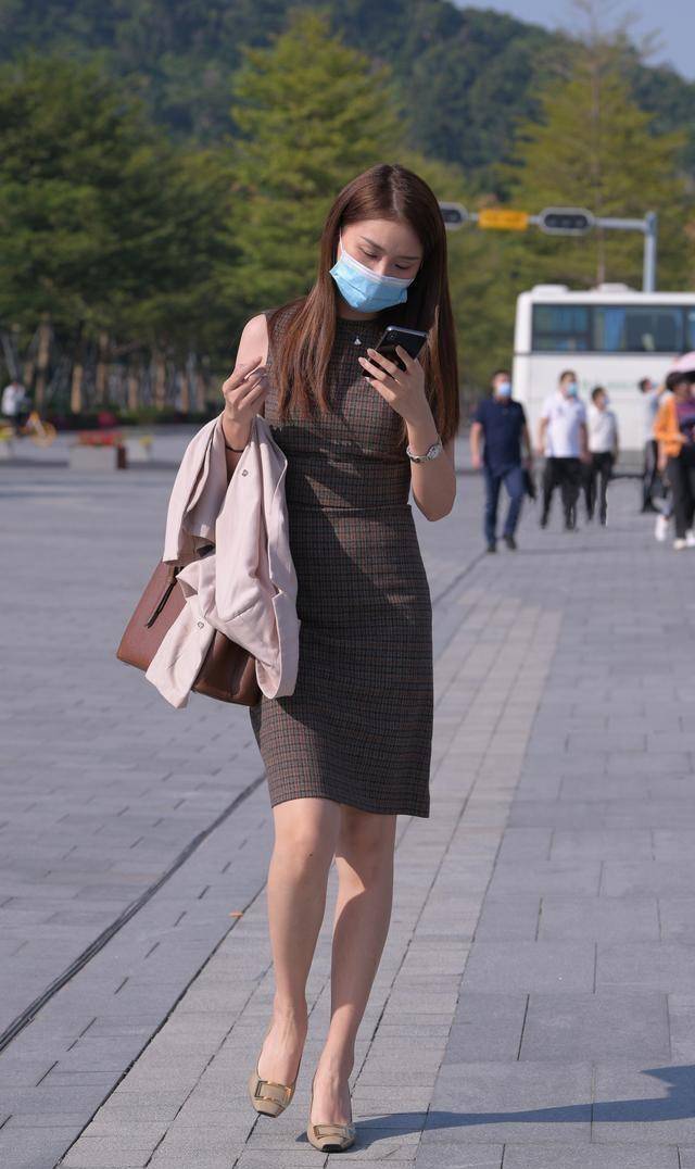 大衣|连衣裙彰显出属于自己的青春气息，靓丽而优雅