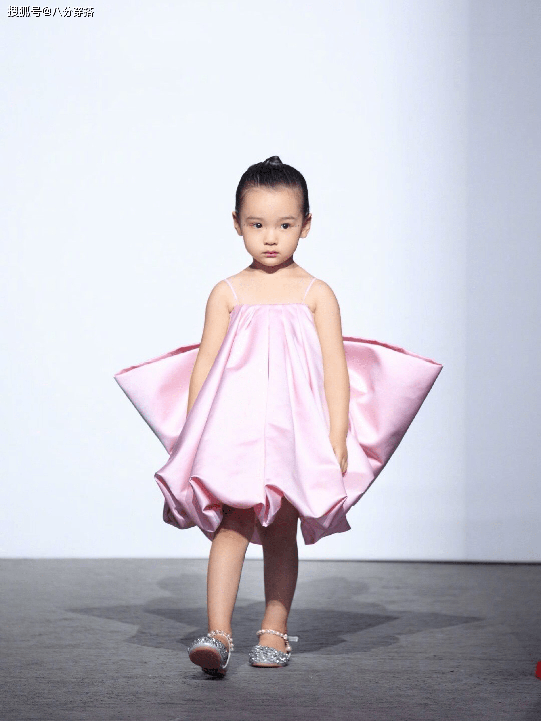 套装|小酒窝继承了董璇的高颜值，穿红色娃娃领套装俏皮可爱，甜美温柔