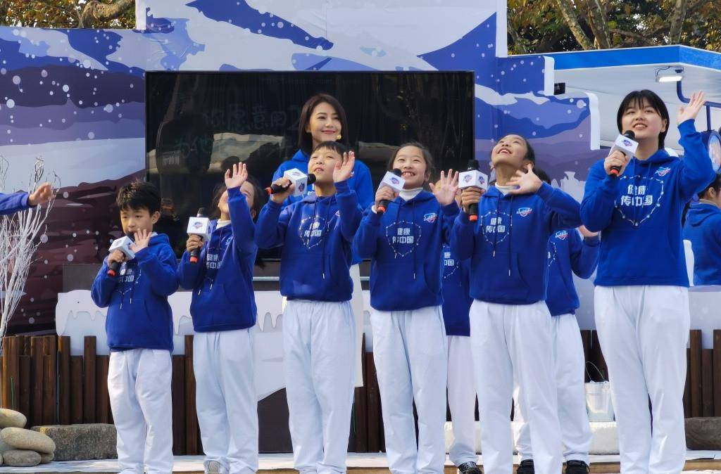 卫衣|高圆圆美上央视真拼，童装卫衣配短裙，室外真人挑战20秒冰水洗手