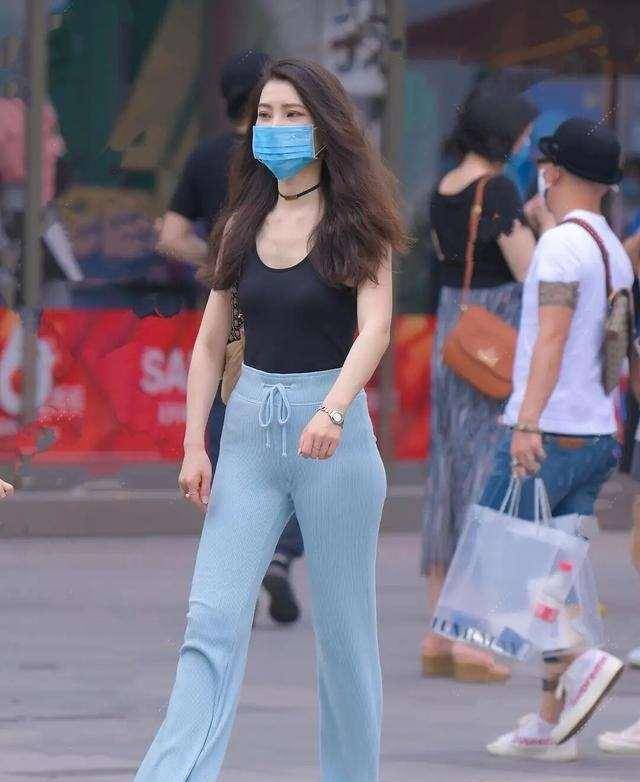 整体|浅绿色清凉吊带背心搭配同色系打底裤,提升整体气质,颜色素雅
