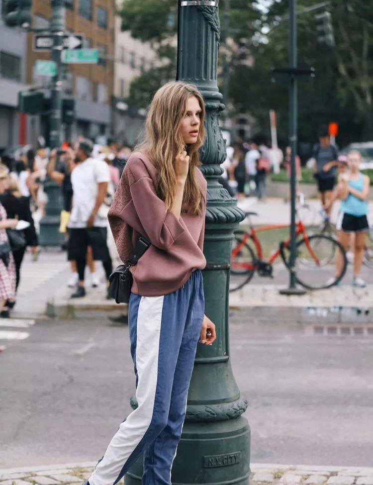 卫衣|倪妮用卫衣配阔腿裤好俏皮，少女感十足，小个子麻烦请跟周冬雨学