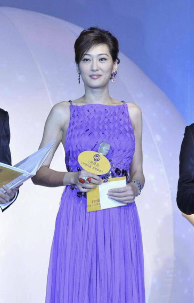 好身材|53岁的孟广美气质出众，穿一袭白色无袖曳地长裙亮相，尽显好身材