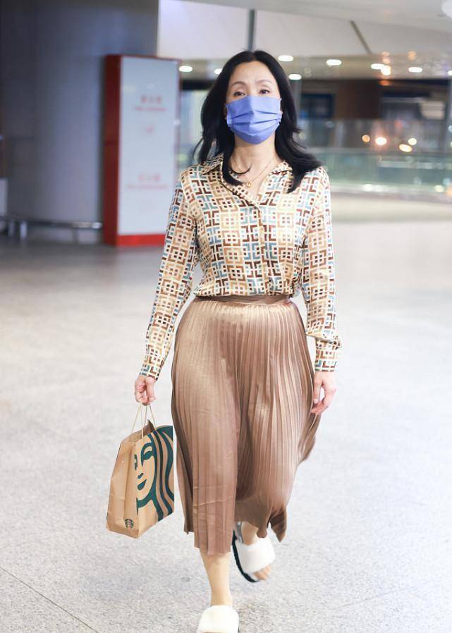 陶虹|陶虹也难逃“中年发福”,衬衫配百褶裙好优雅,但小腹有点突出