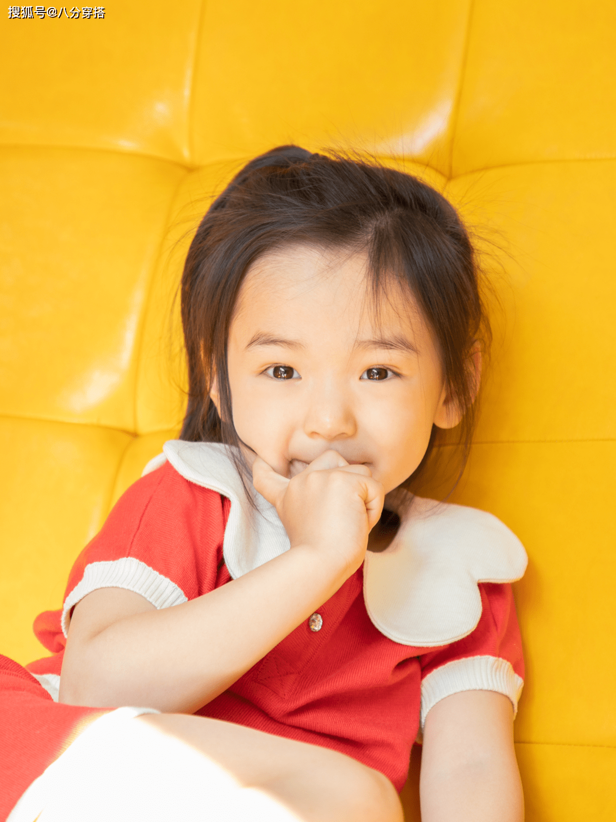 套装|小酒窝继承了董璇的高颜值，穿红色娃娃领套装俏皮可爱，甜美温柔