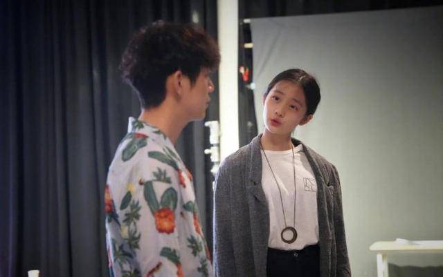 条纹|15岁黄多多颜值爆表！开衫配T恤更美过女明星，扎低马尾神似孙莉