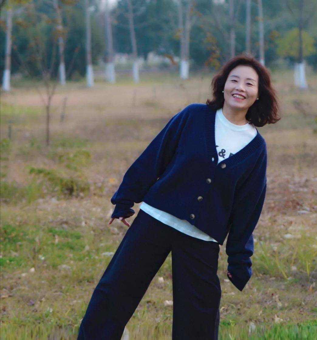 视觉|微胖女性早春怎么穿？学习这些50＋女性的穿搭，时髦优雅还显瘦
