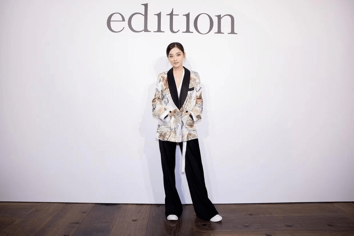 色彩|梅婷越老越“耐看”，穿印花西装配阔腿裤自带高级感，气质惊艳