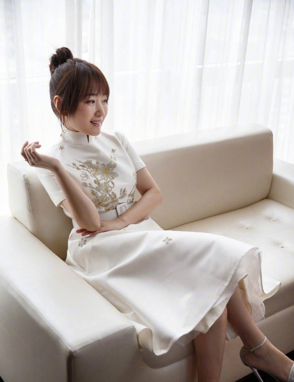 身材|杨钰莹不安分，49岁扎丸子头强凹少女感，“胯宽”却让她显胖不少