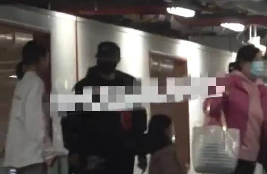 卫衣|汪峰带丈母娘聚餐,章子怡妈妈穿粉衣拎包真富态,大女儿侧颜惊艳