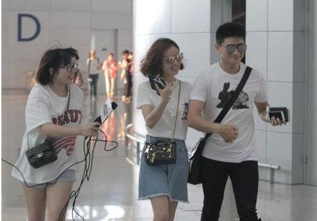 小姑娘|刘诗诗都当妈了还像小姑娘，穿牛仔裙清纯甜美，身旁吴奇隆变跟班？