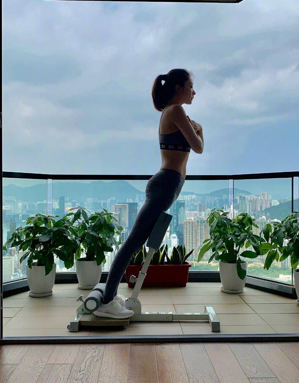状态|熊黛林首次晒39超模脚，穿挂脖秀肩衫配牛仔裤，这身材比例我服了