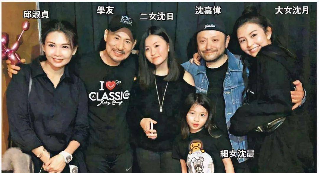 沈日|邱淑贞17岁二女儿穿露脐装，身材很火辣，但脸大眼睛小更像爸爸