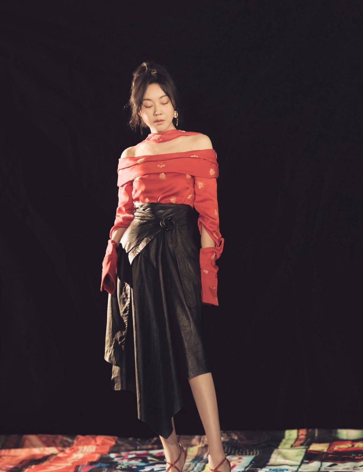显得|女人还是不服老的好，闫妮真是越活越嫩了，一袭红裙优雅动人
