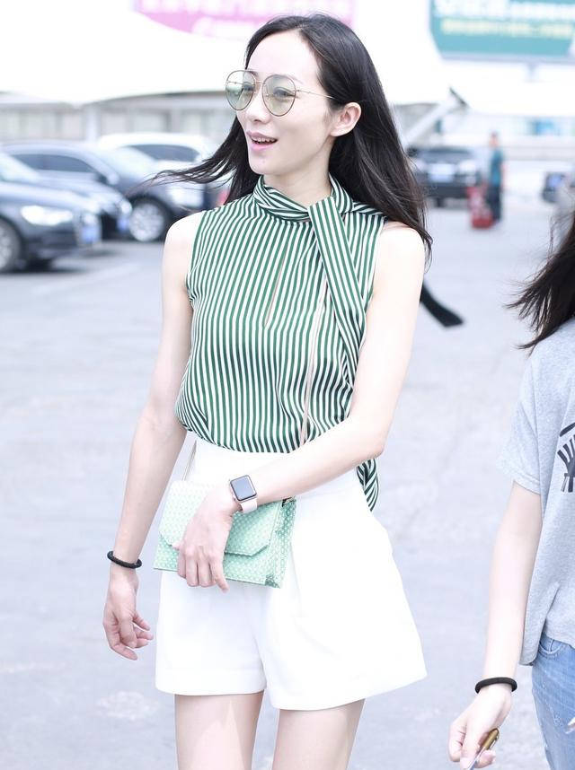 韩雪|韩雪真会夏日扮靓,穿条纹衫配白短裤走机场,细胳膊长腿羡煞旁人!