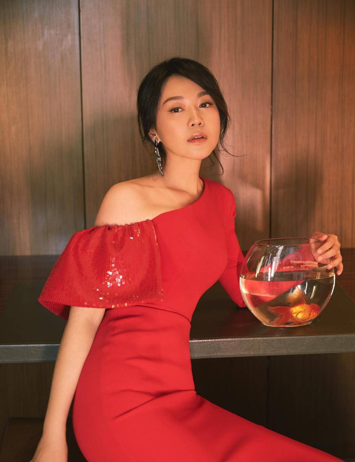显得|女人还是不服老的好，闫妮真是越活越嫩了，一袭红裙优雅动人
