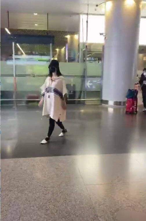 元素|谢娜生完二胎真辛苦！下班赶飞机来不及换装，穿T恤终于不显臃肿