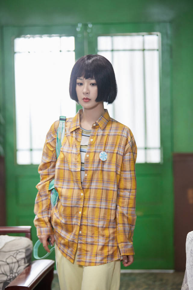 条纹|杨紫再度扮演小雪彻底逆袭！穿格纹衬衫甜美可爱，气质罕见大变化！