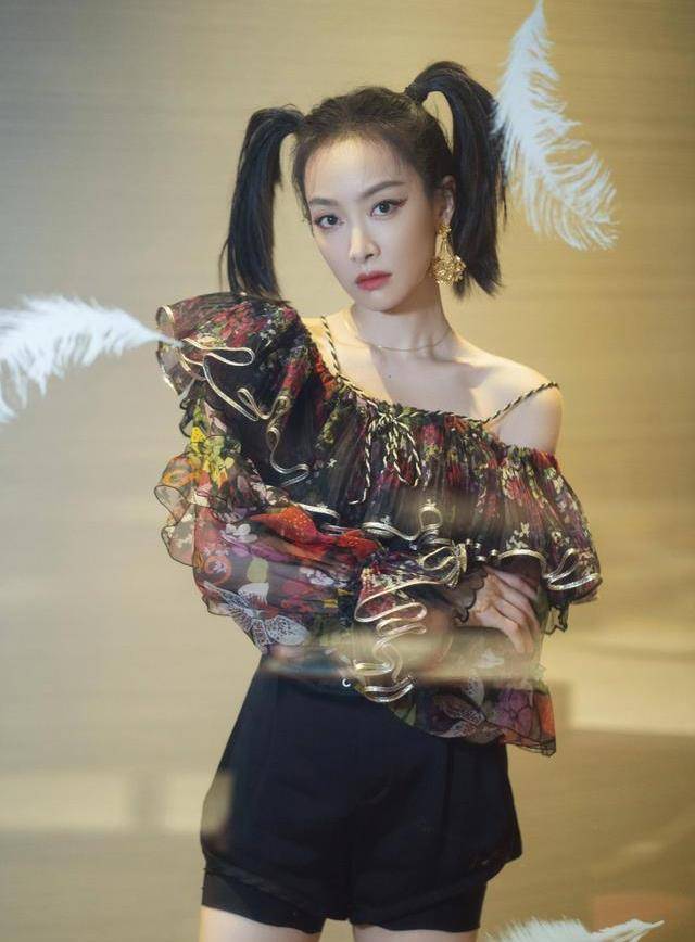 女孩子|宋茜“异次元”穿搭风格，火辣身材藏不住，这么强大的气场没谁了