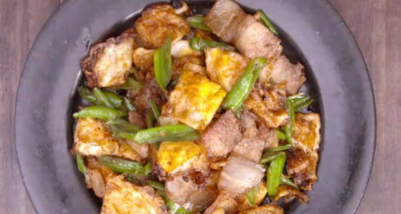 姜片|鸡蛋也可以这样吃,营养的快手早餐荷包蛋炒尖椒 焦嫩又下饭