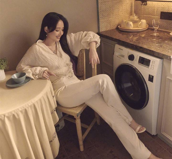向佐|向佐夫妇录节目被偶遇！郭碧婷被夸白到发光，给女儿挑童装好有爱