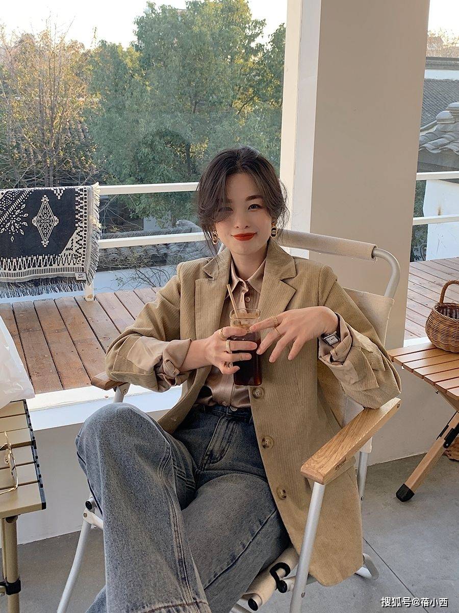 颜色|真正会穿有品味的女人，入秋第1件外套首选“西装”，洋气又高级