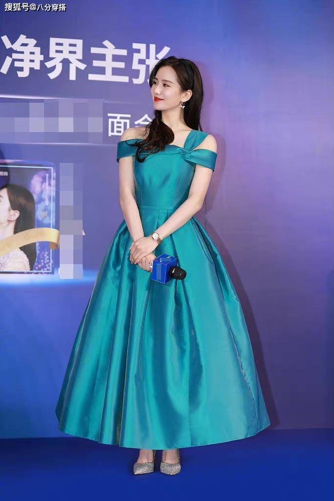 蓝色|刘诗诗气质这块就没输过，蓝色西装配百褶裙知性干练，优雅大方