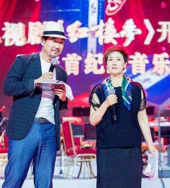 黑色|52岁陈红也变老发福,穿印花裙搭宝石难掩土气,越长越像倪萍