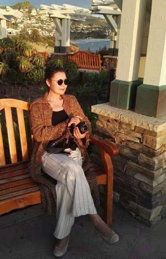 进行|姜黎黎头发也白了，盘发髻配素雅长袍韵味十足，无惧岁月老得优雅