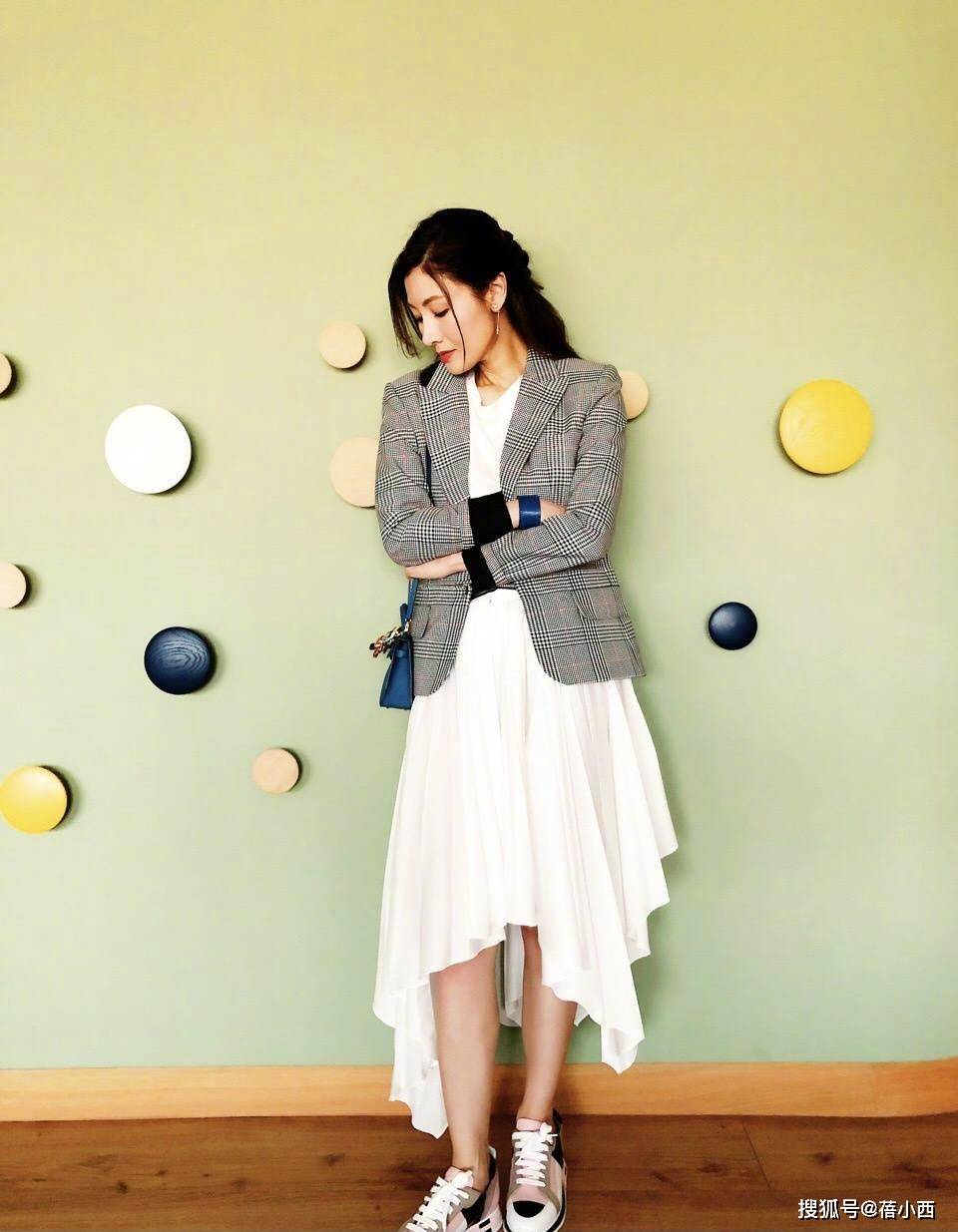 设计|李嘉欣老了也惊艳,一袭斜肩抹胸裙时髦又优雅,原装五官真耐看