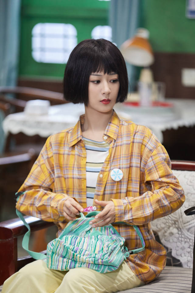 条纹|杨紫再度扮演小雪彻底逆袭！穿格纹衬衫甜美可爱，气质罕见大变化！