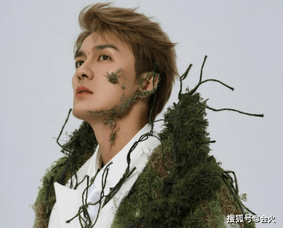 皮肤|41岁吴克群拍大片脸上黏草，皮肤光滑棱角分明，又高又瘦身材健硕