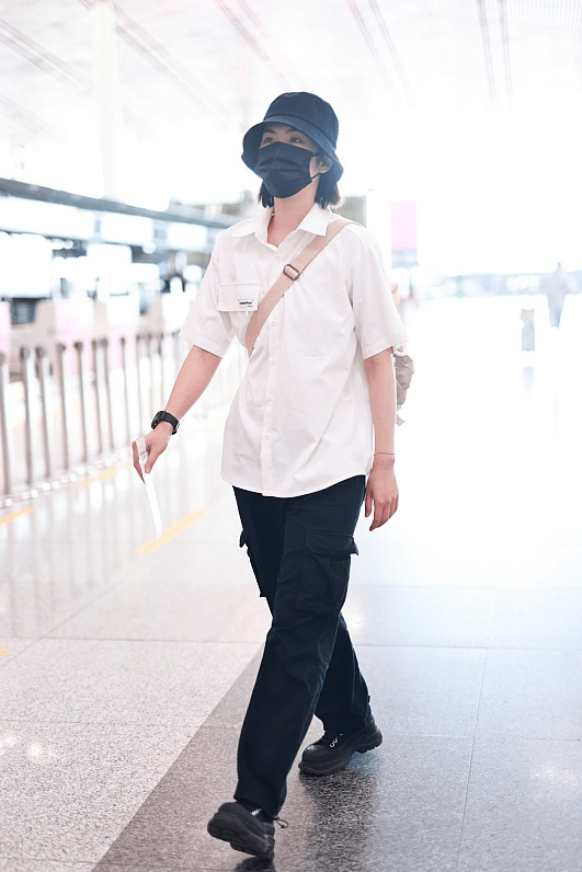 千金|孟晚舟的妹妹姚安娜不像富家千金,穿搭挺普通的,跟路人没区别